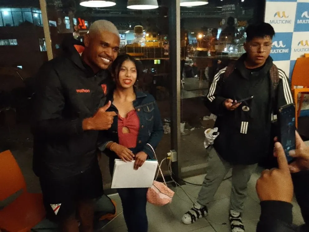 Wesley da Silva con una hincha que le requirió un autógrafo. Foto Jhony Mollinedo