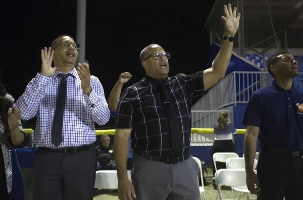 El pastor Julio Ramos (c), exreguetonero conocido artísticamente como Julio Voltio canta alabanzas durante una congregación, en el Estadio Evelio Rivera Camacho en Guaynabo (Puerto Rico). Foto: EFE/Thais llorca
