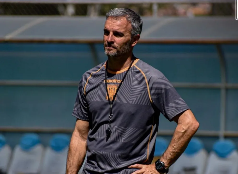 Pablo Lavallén, el director técnico del Tigre, en la práctica del lunes en Cochabamba. Foto: club The Strongest