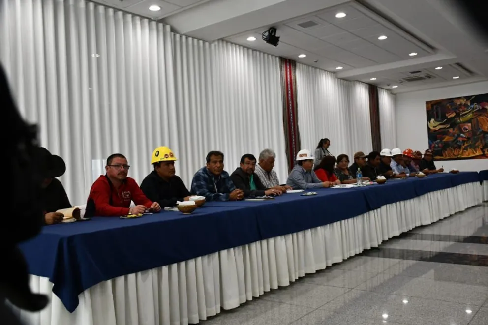 Representantes de la Central Obrera Boliviana en la reunión de este martes. Foto: APG