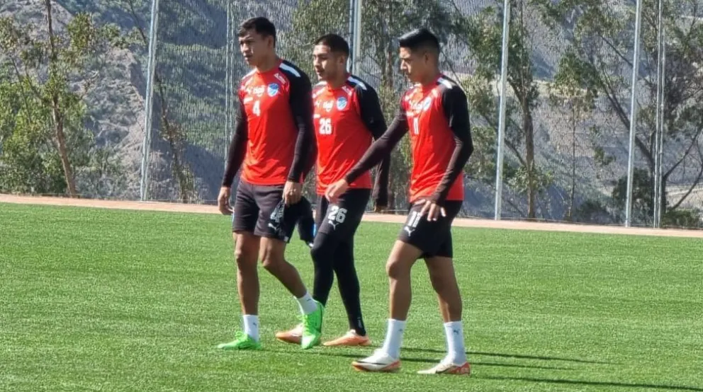 José Sagredo (izq.), Saavedra y Ramiro Vaca en la previa a la práctica de este martes. Foto: Marcelo Avendaño.