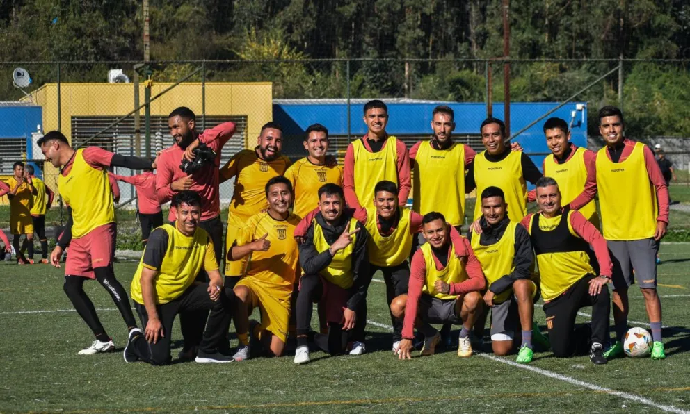 Jugadores del Tigre a la conclusión del entrenamiento en Concepción. El buen ambiente es evidente. Foto: club The Strongest