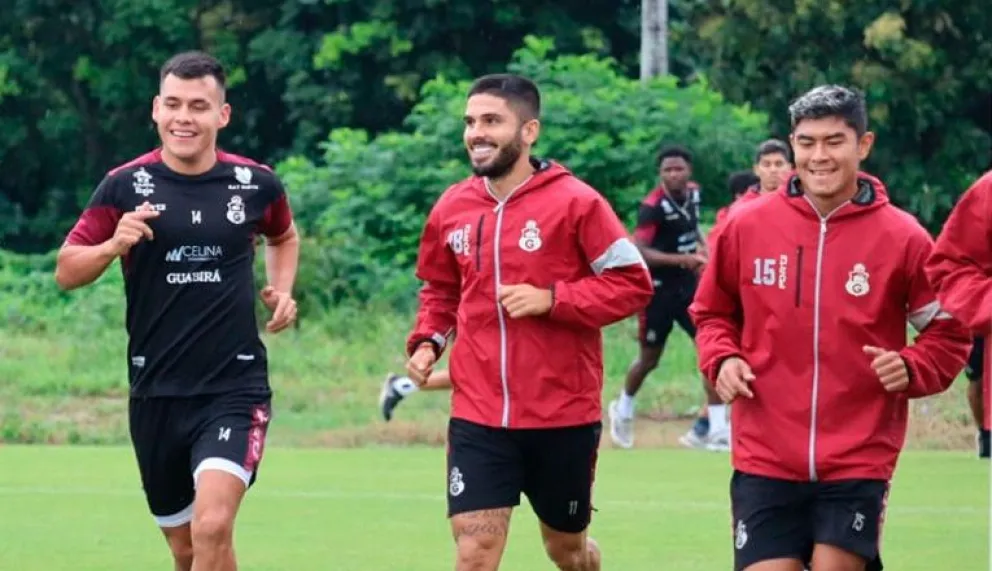 Villarroel (izq.) y Melgar en una práctica del cuadro azucarero. Foto: Club Guabirá.