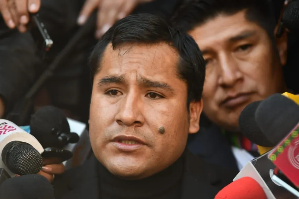 El presidente de la Cámara de Diputado, Israel Huaytari, declara a los periodistas. Foto. APG.