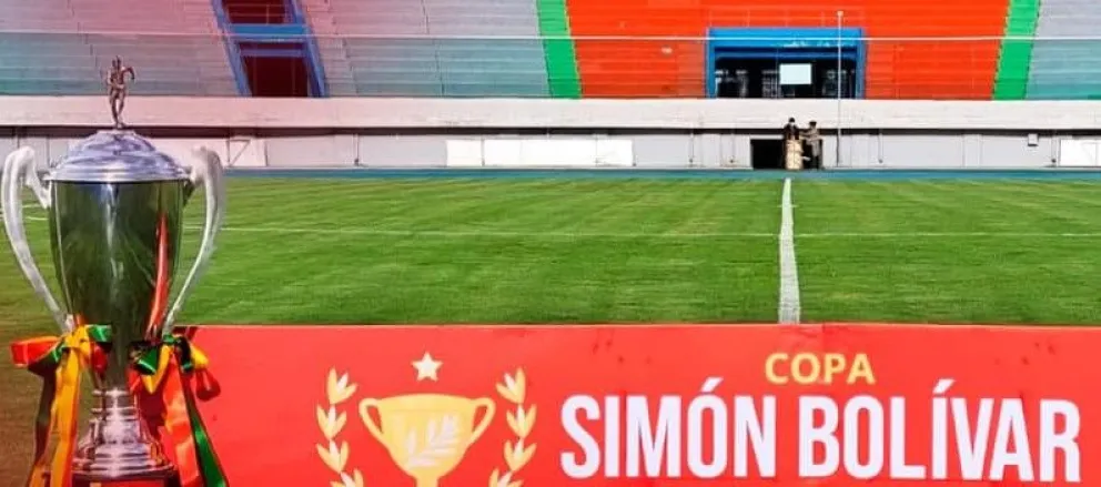 El trofeo de la Copa Simón Bolívar de la edición de 2021. Foto: FBF