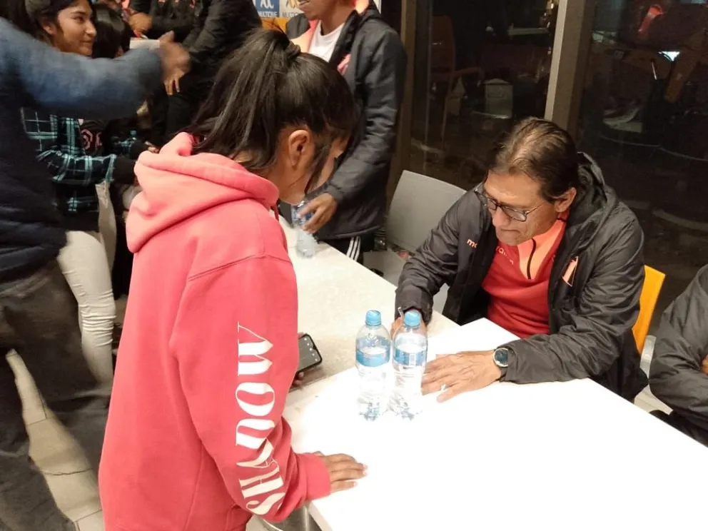 Torres firma el autógrafo a una joven hincha del club. Foto Sports 360