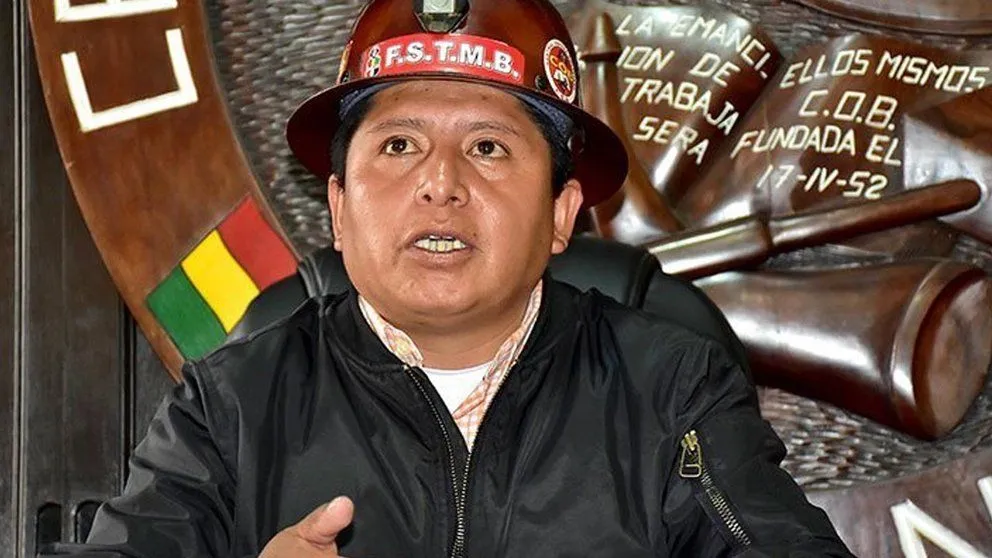 Junto al presidente Arce y los dirigentes de la COB, Huarachi, en una conferencia de prensa. Foto: DTV