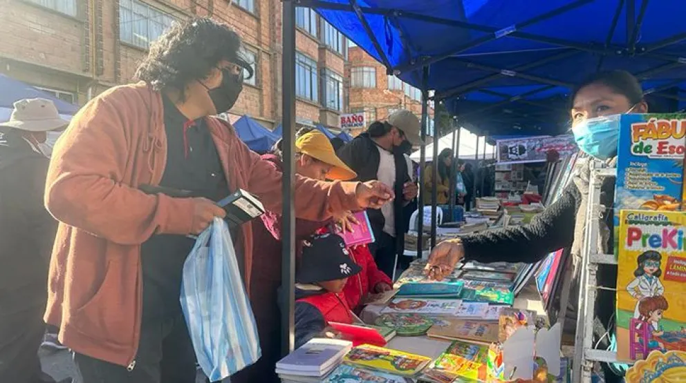 Un cliente compra textos durante la versión 2023 del evento. FOTO: FCBCB