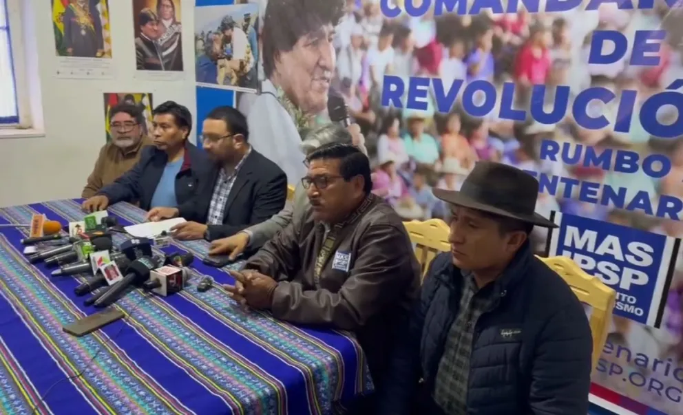 Allegados a Evo Morales, en conferencia de prensa, esta mañana. Foto: Captura de video