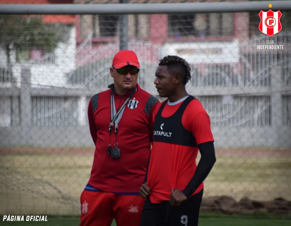 El técnico Robledo conversa con uno de sus jugadores, en Sucre. Foto Independiente