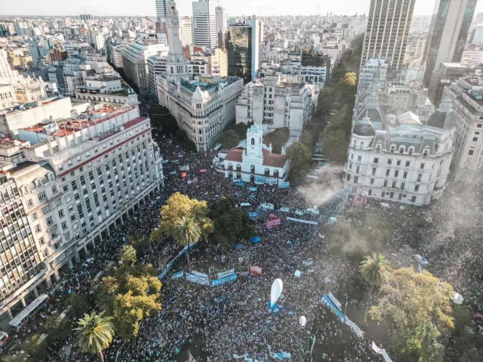 Manifestantes participan en una movilización del sector educativo contra el gobierno del presidente Javier Milei este martes en Buenos Aires (Argentina). Foto: EFE
