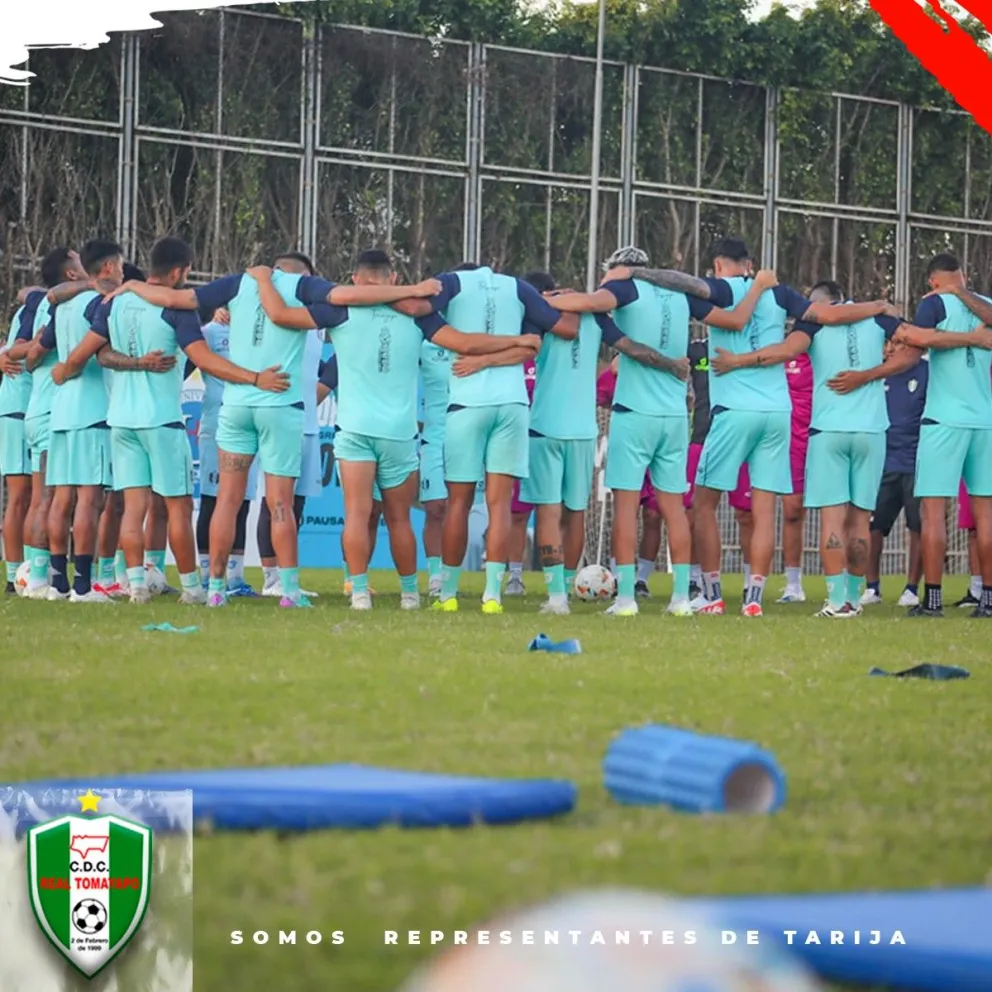 Los jugadores de Tomayapo rezan antes del trabajo de hoy. Foto Real Tomayapo