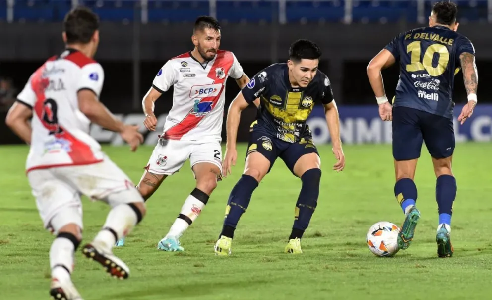Una incidencia del juego en Asunción entre Trinidense y Nacional. Foto: Conmebol 