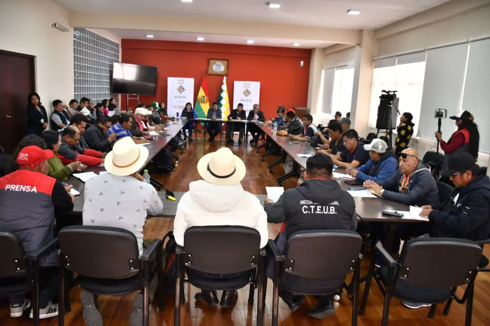 Autoridades de Educación y la dirigencia del magisterio dialogan sobre el pliego petitorio de los trabajadores. Foto: Ministerio de Educación.