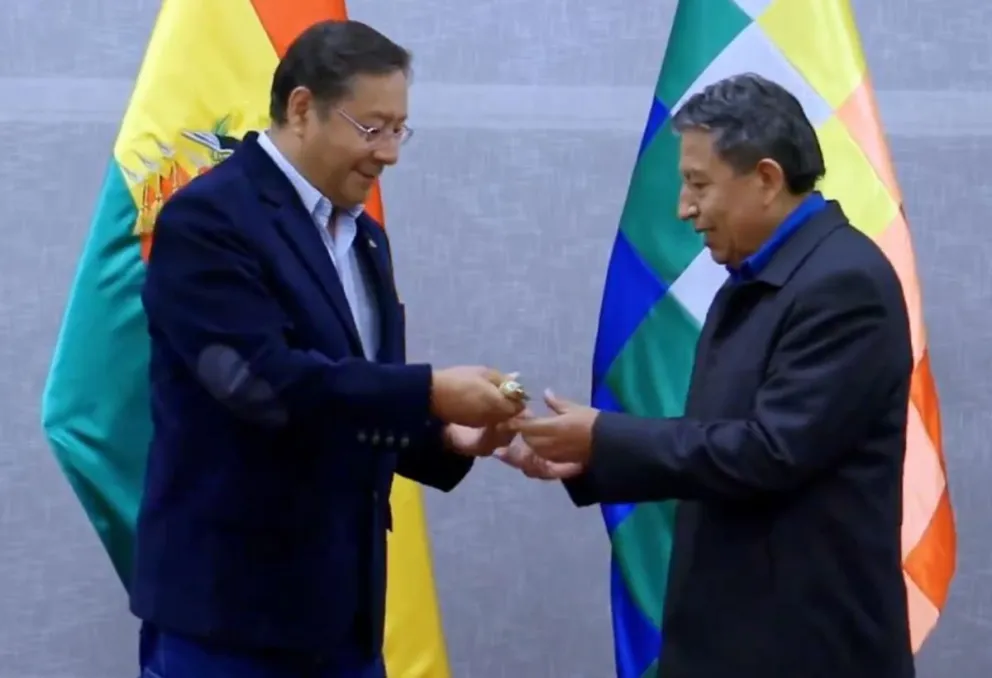 El presidente Arce le entrega el bastón de mando al vicepresidente. Foto: Captura de video