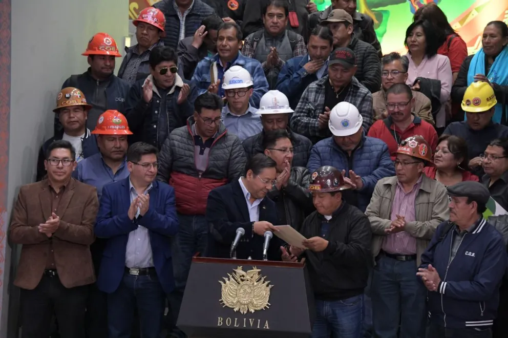 El presidente Luis Arce y la COB anunciaron la semana el incremento salarial acordado para 2024. Foto: ABI