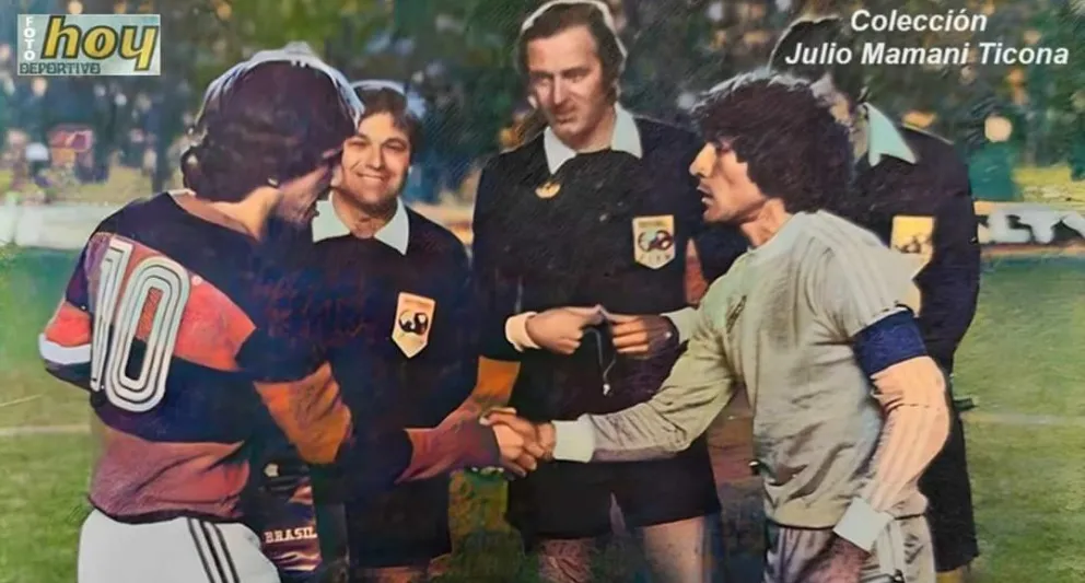 Borja (der.) saluda a Zico previo al partido con Flamengo en el Siles en 1983. Foto: Hoy Deportivo / Julio Mamani Ticona.