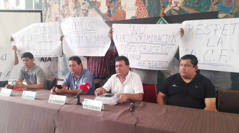 Noel Montaño (segundo desde la der.) en la conferencia de prensa que ofreció este miércoles en Santa Cruz. Foto: El Día- Santa Cruz