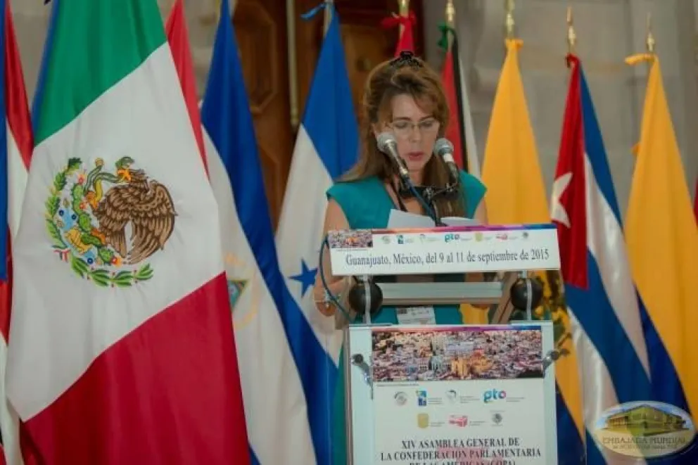 La embajadora Pérez durante una conferencia en México. Foto: Facebook de Romina Pérez.