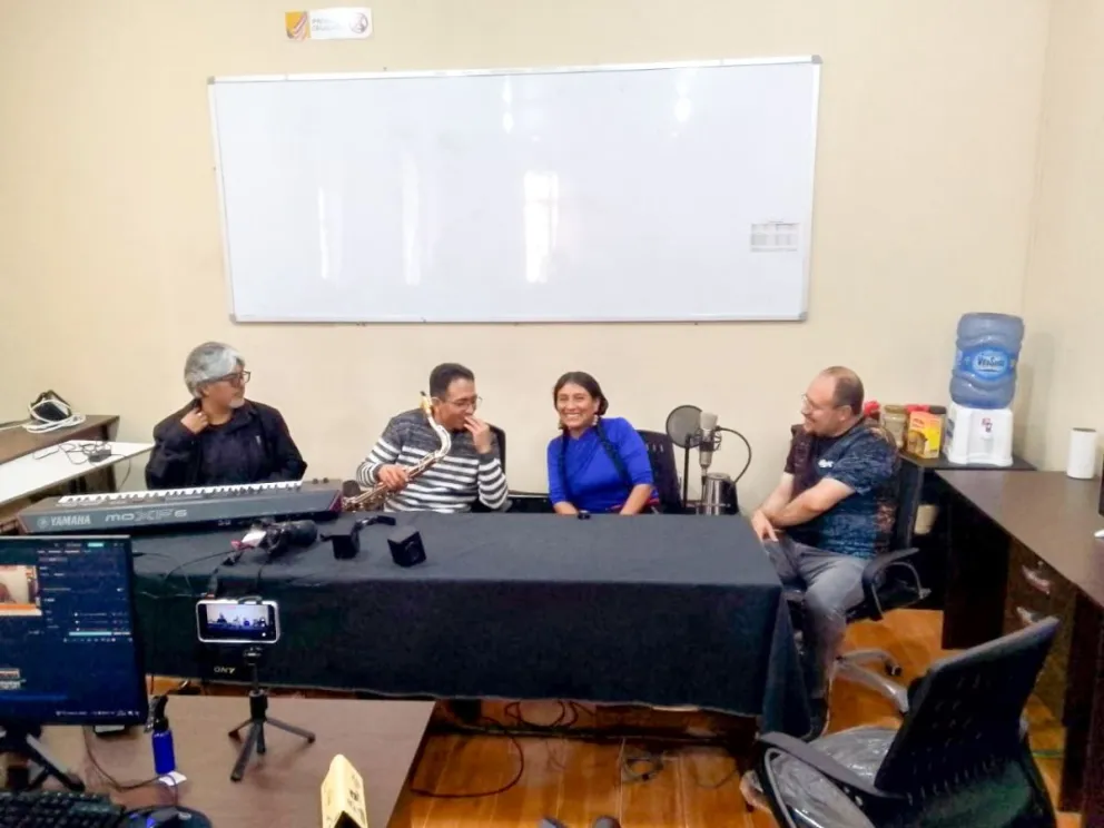 Los músicos visitaron la redacción de Visión 360.      Foto: Jorge Soruco Ruiz / Visión 360