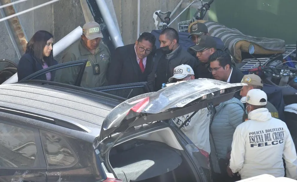 Autoridades del Ministerio Público realizan la inspección al vehículo de Odalis Vaquiata. Foto: APG