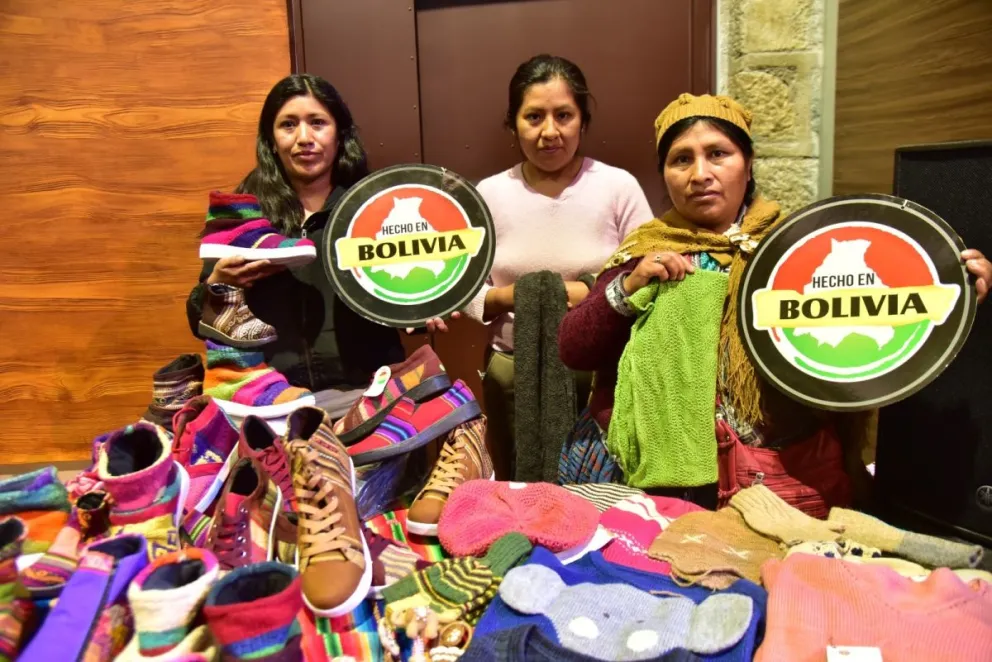 Mujeres muestran productos hechos en Bolivia. Foto: ABI