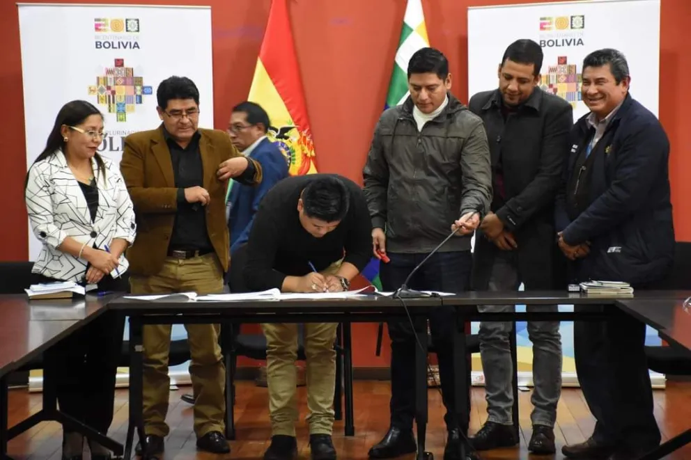 Gobierno y dirigencia del magisterio firman acuerdo. Foto: Bolivia Tv