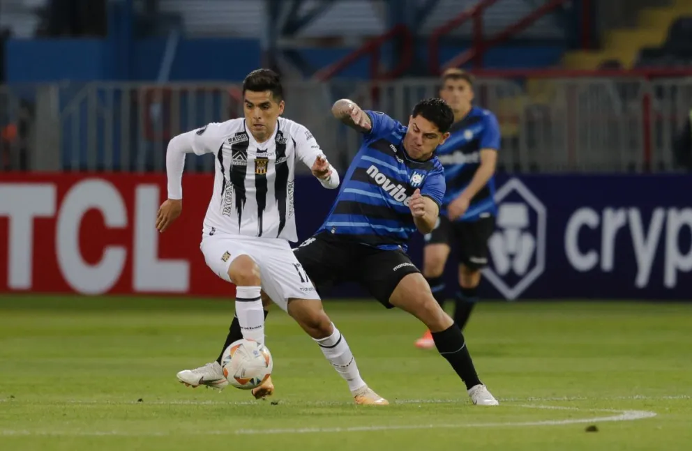 El atigrado Leonel López se escapa a la marca de un jugador de Huachipato. Foto: Conmebol