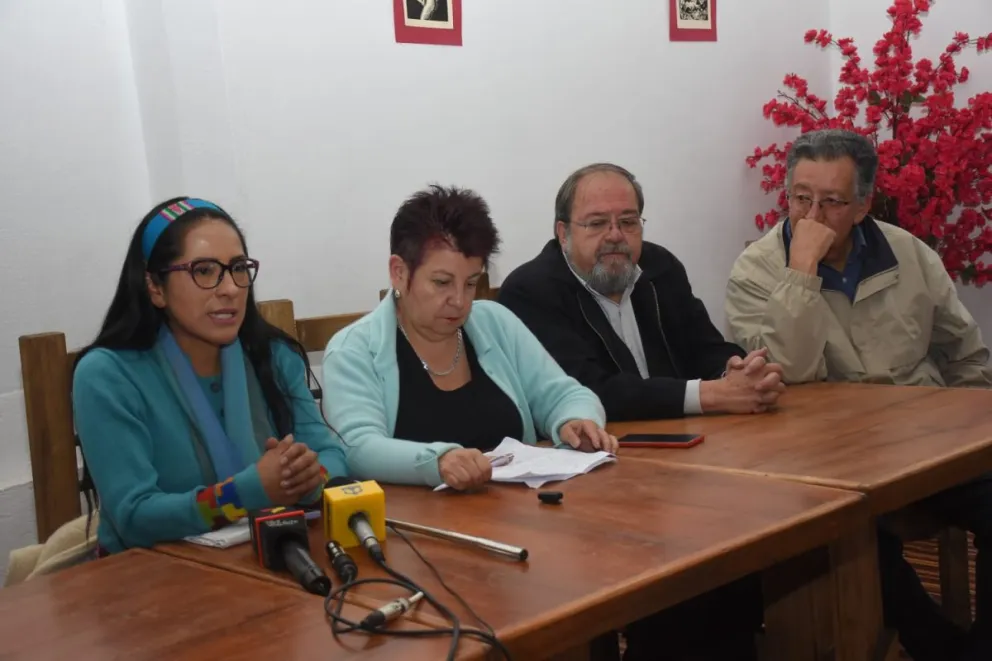 Alanoca y los exministros de Evo Morales, en conferencia de prensa. Foto: APG