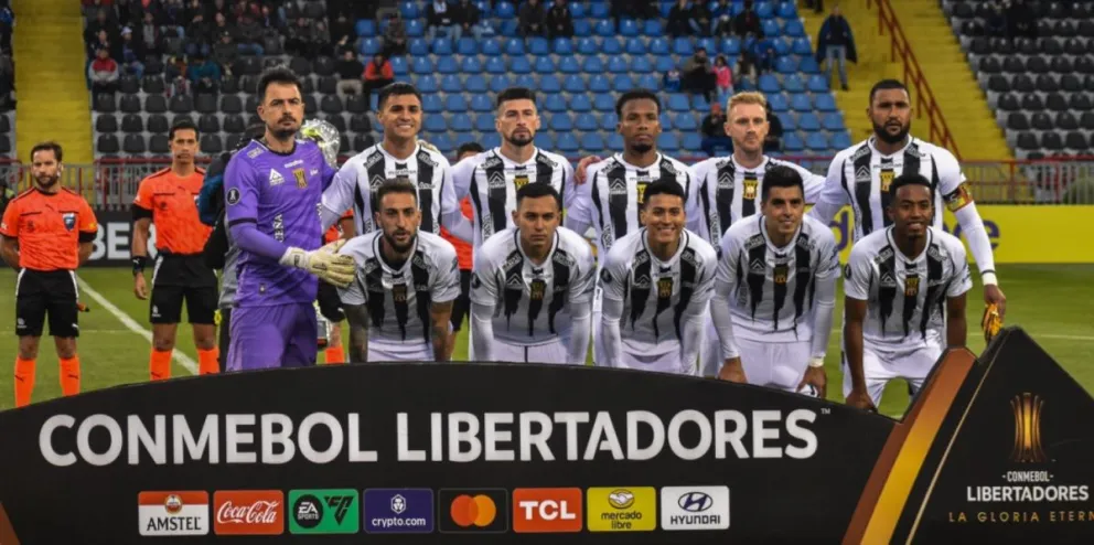La formación inicial de The Strongest que estrenó este miércoles su uniforme alterno blanco. Foto: The Strongest.