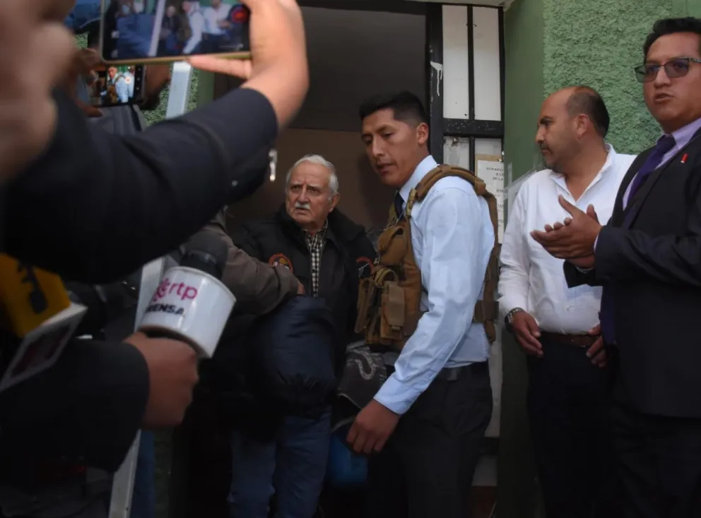 Alberto Echazú, exministro de Minería, deja las celdas de la FELCC. Foto: APG