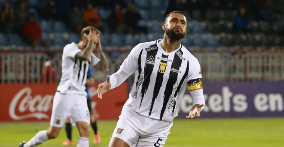 Adrián Jusino se lamenta por una oportunidad de gol perdida. Será baja el domingo contra Universitario. Foto: APG