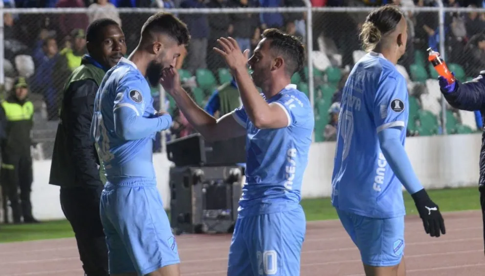 Sávio (izq.) festeja su gol con Saucedo. Foto: Andrés Rojas.