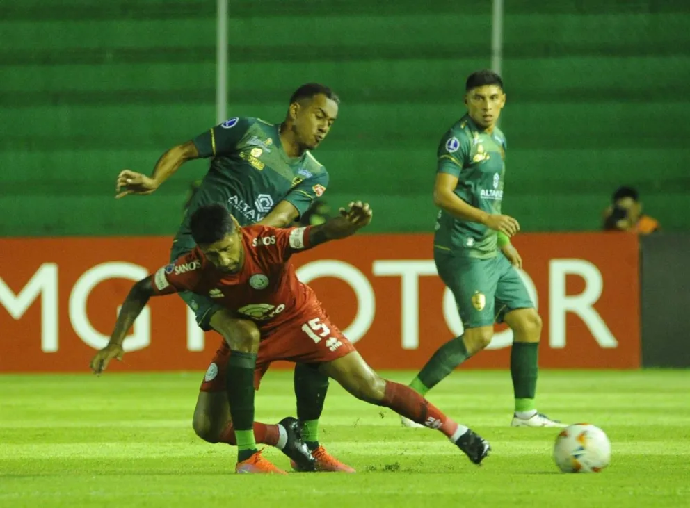 Un jugador de Belgrano despeja el balón ante la presencia de su rival argentino. Foto APG