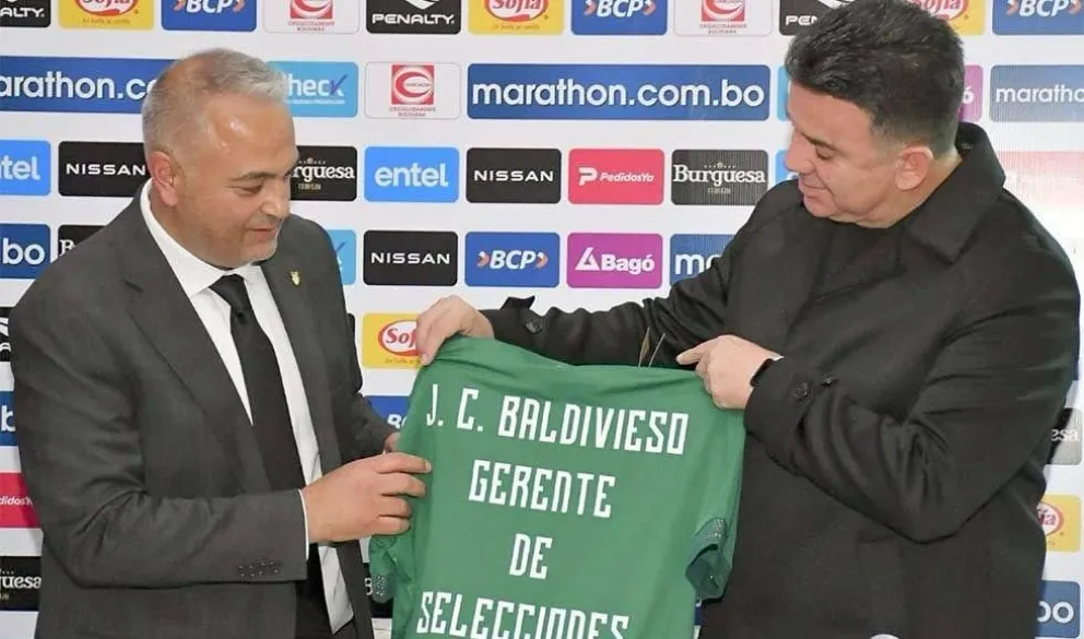 Julio César Baldivieso (der.) junto a Fernando Costa el día que fue presentado como gerente de selecciones de la FBF. Foto: FBF