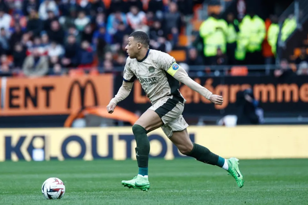 Mbappé domina el balón e intenta generar una carga ofensiva. Foto EFE