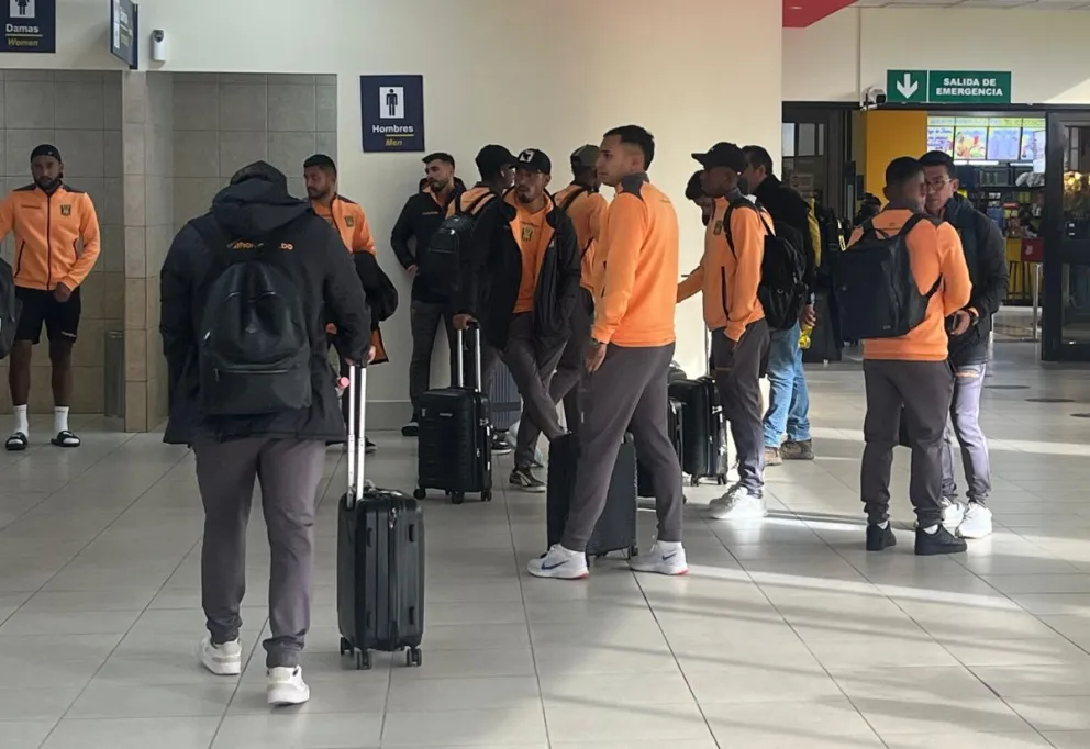 Los jugadores del Tigre en uno de los aeropuertos por los que les tocó pasar. Foto: club The Strongest

