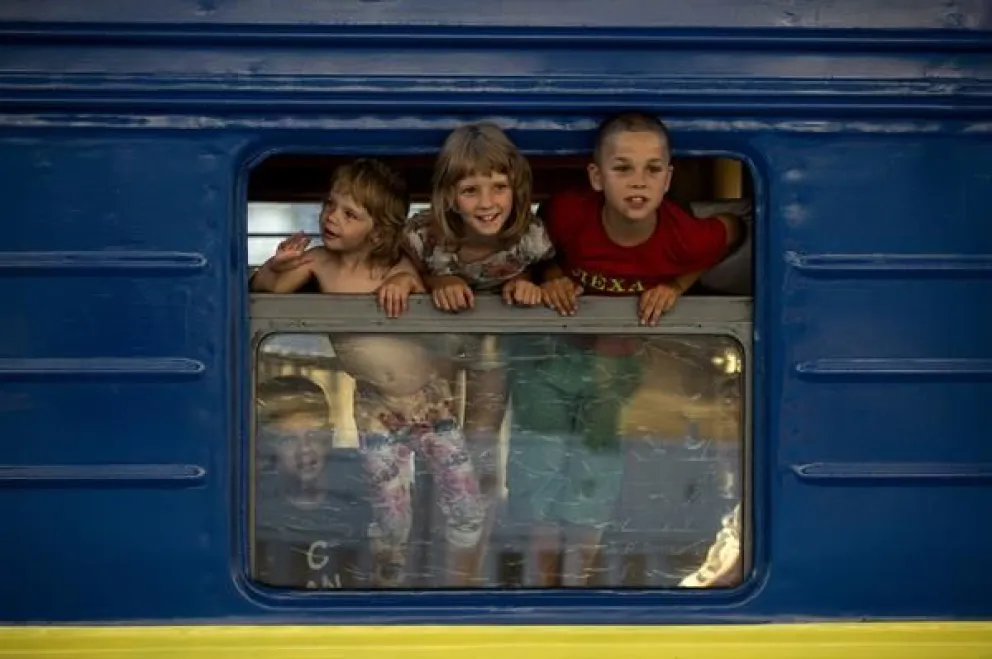 Imagen de archivo de niños evacuados en un tren desde la región ucraniana del Donbás. Foto. EFE/Orlando Barría