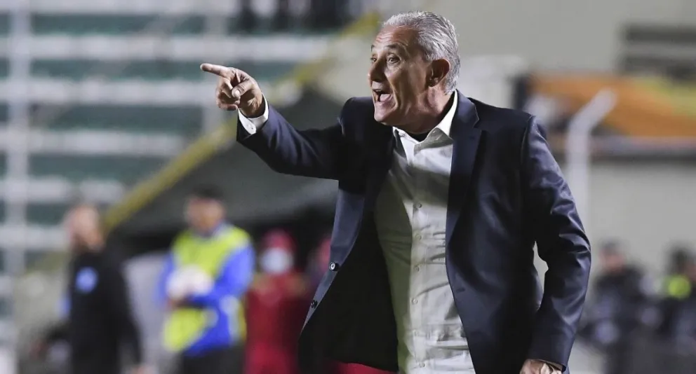 Tite da instrucciones durante el partido con Bolívar en el Siles. Foto: APG.