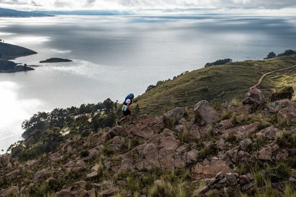 Un atleta pasa por parte del recorrido que habrá este sábado. Foto: Skyrunning Bolivia.
