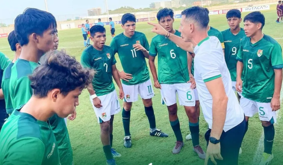 Pablo Escobar da instrucciones a sus dirigidos en uno de los amistosos de la Sub-16 frente a Venezuela. Foto: FBF