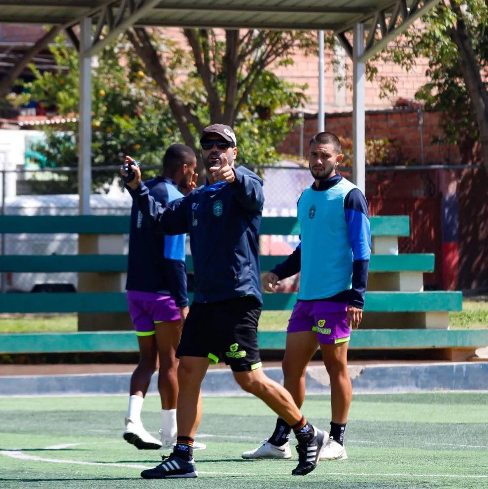 Leitao da indicaciones a sus jugadores, en el entrenamiento. Foto CD San Antonio.