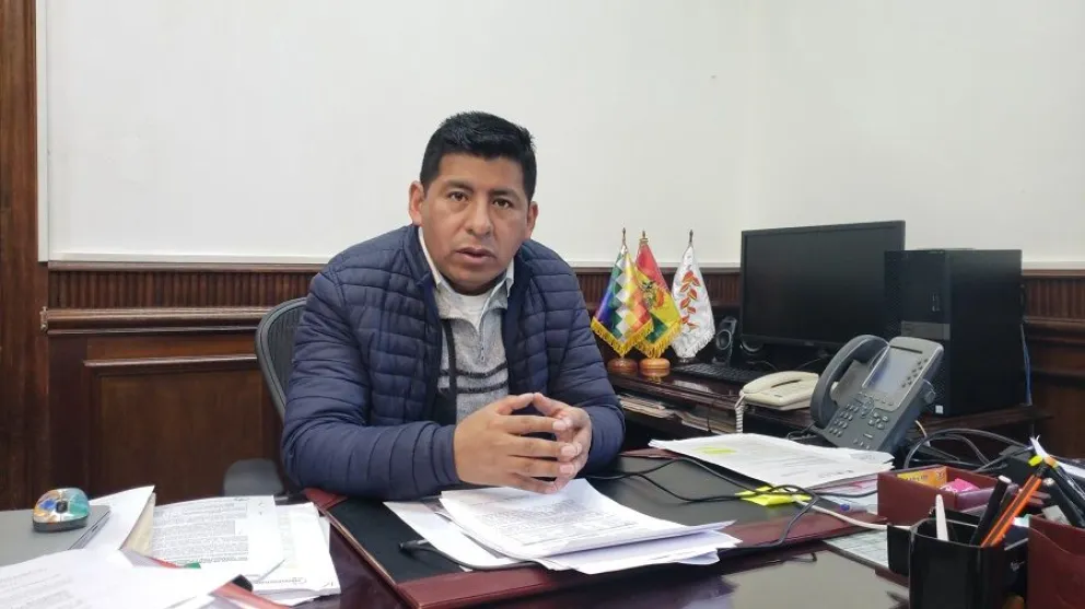 El vocal del TSE, Tahuichi Tahuichi Quispe, en conferencia de prensa. Foto: Carlos Quisbert