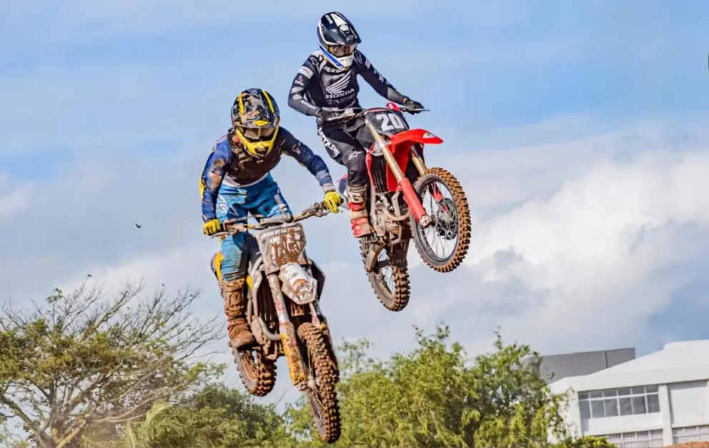 Dos pilotos en una carrera pasada cruceña. Foto: Asociación Departamental de Motociclismo Santa Cruz.