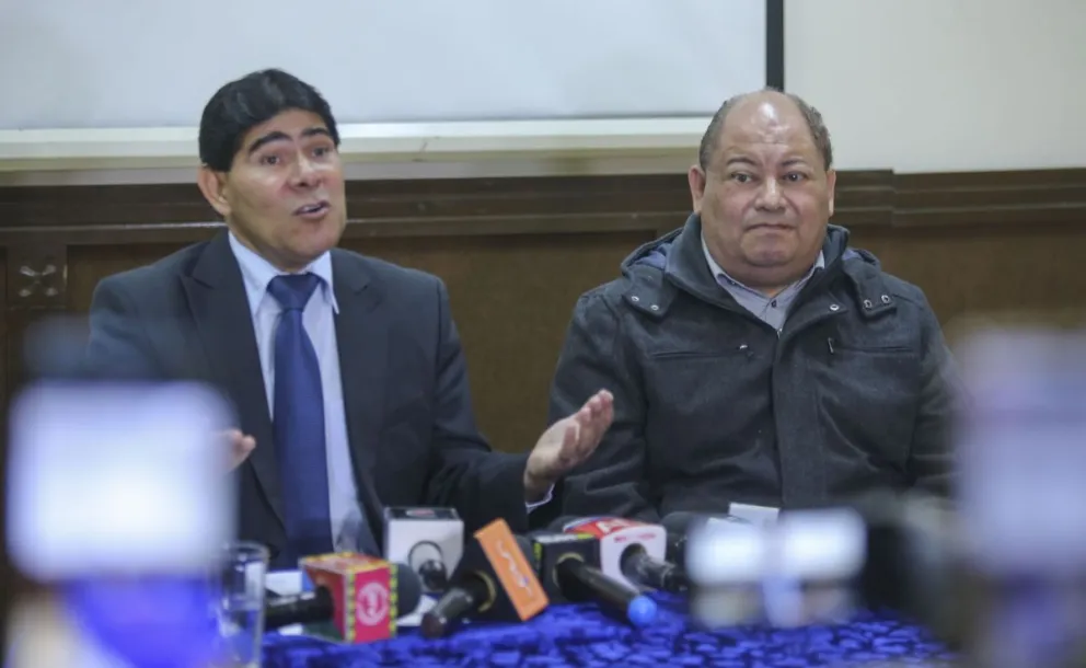 El exministro Romero junto a su abogado, en un anterior contacto con la prensa. Foto: APG 