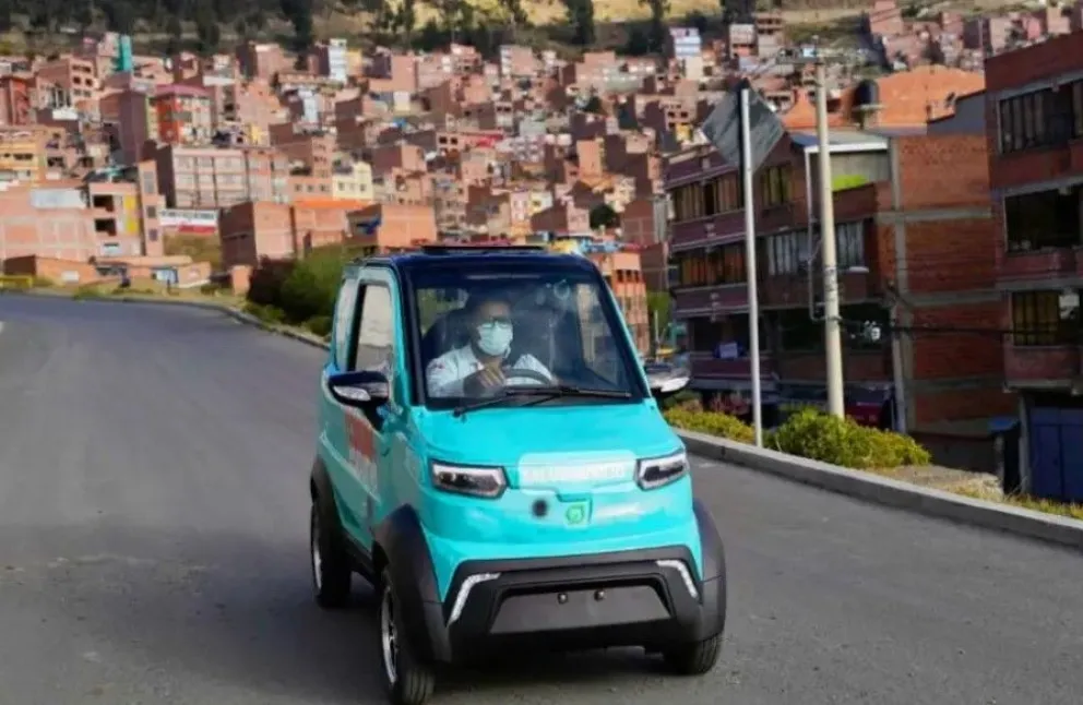Un vehículo eléctrico recorre la ciudad de La Paz. Foto: AMUN
