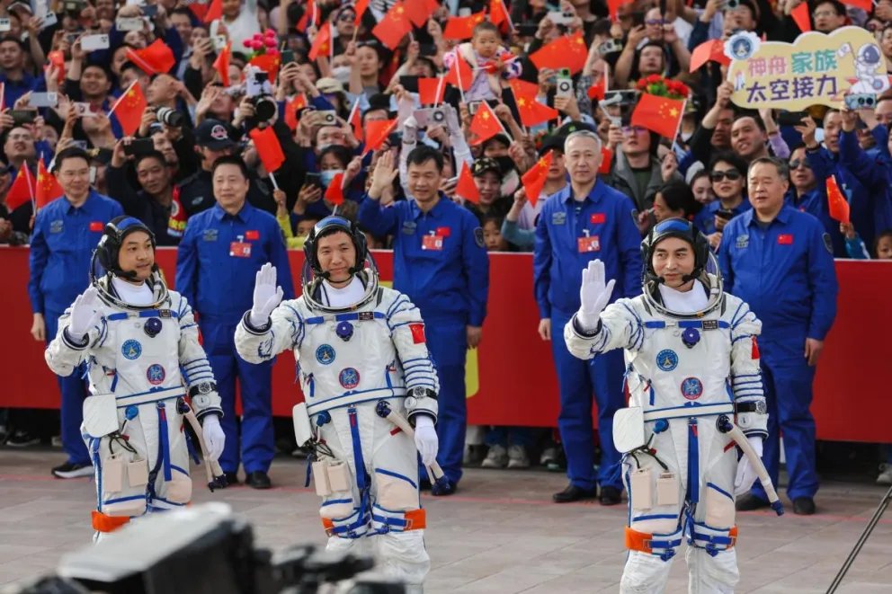 Los tres astronautas a bordo fueron despedidos por una multitud. Foto: EFE