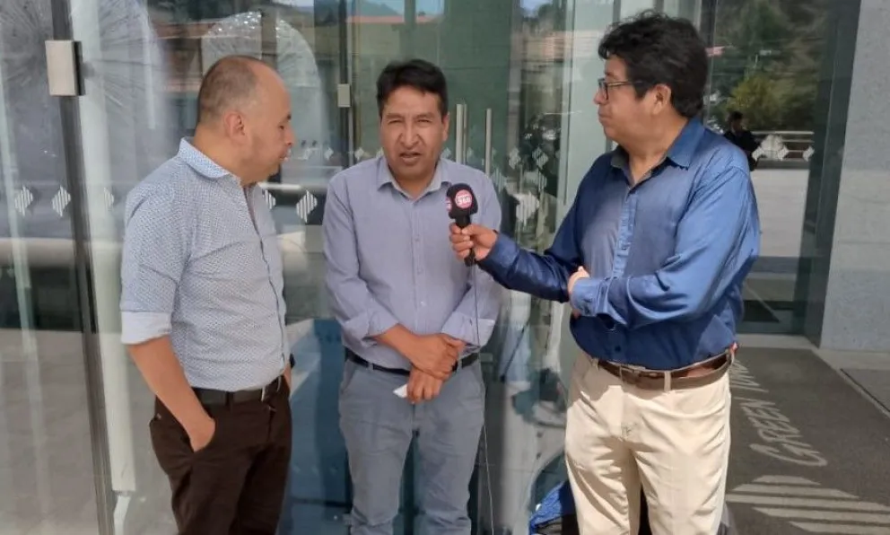 Edwin Callapino (centro), vicepresidente de la FBF, junto a los periodistas de Sports 360. Foto: Visión 360