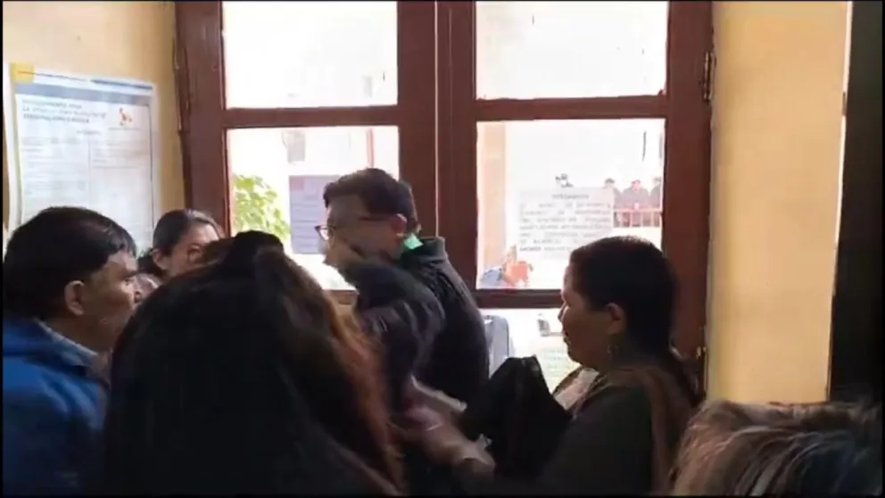 Momento en el que Quispe le devuelve el golpe a López. Foto: Captura de video