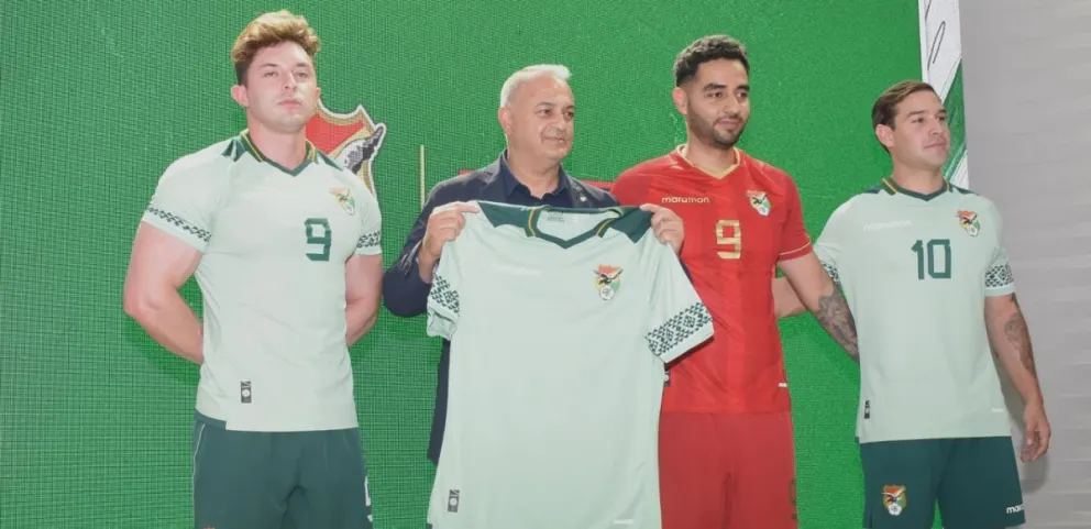 Costa (segundo desde la izq.) junto a los modelos que usaron las casacas de la selección. Foto: APG